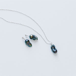 Circle of life Necklace - with a black baroque pearl